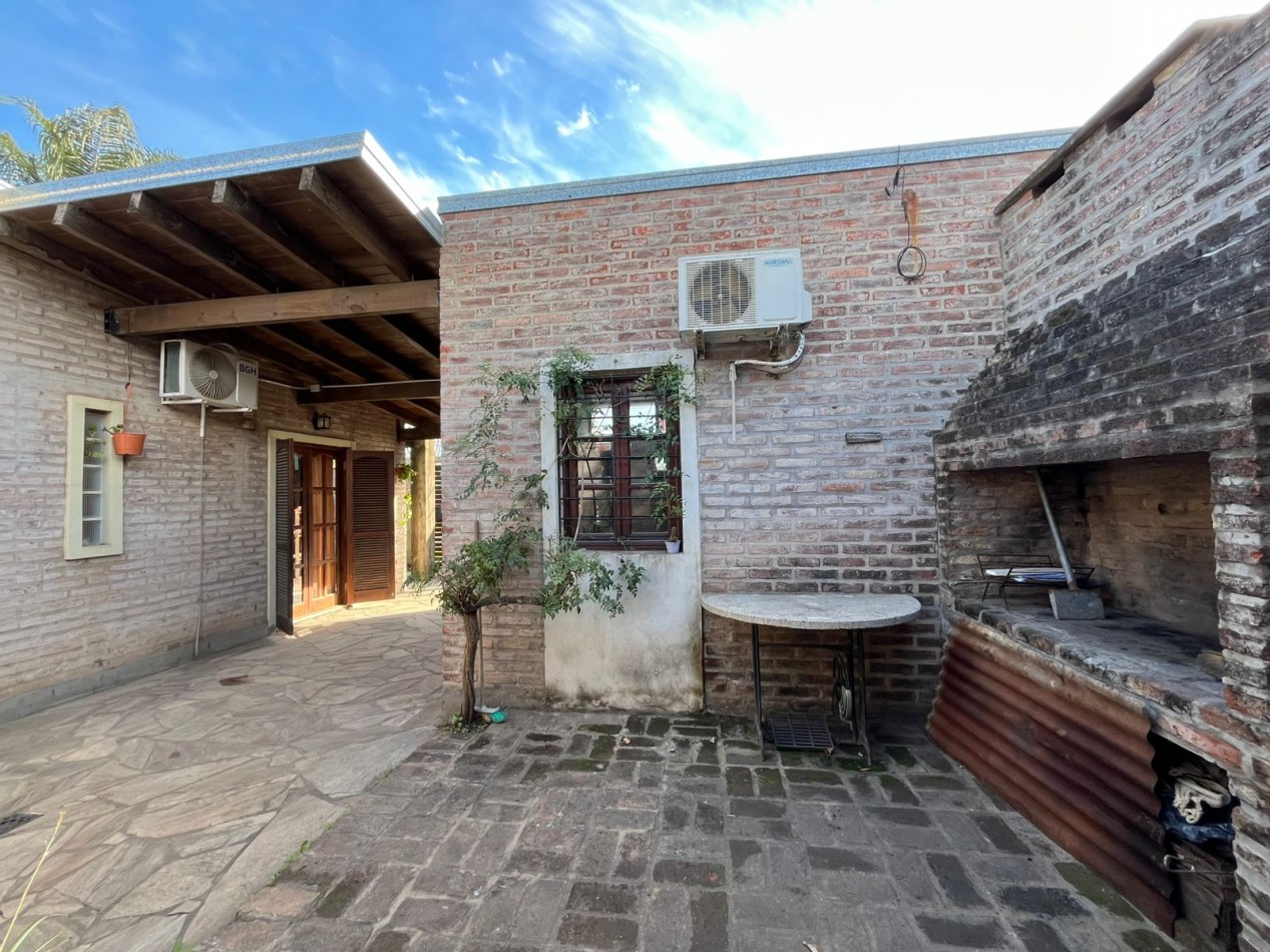 CASA CON ENORME PARQUIZADO VERDE ESPECTACULAR ESTADO !! ACEPTA ENTREGA Y FINANCIACION !! NO LA PIERDAS APURATE !!