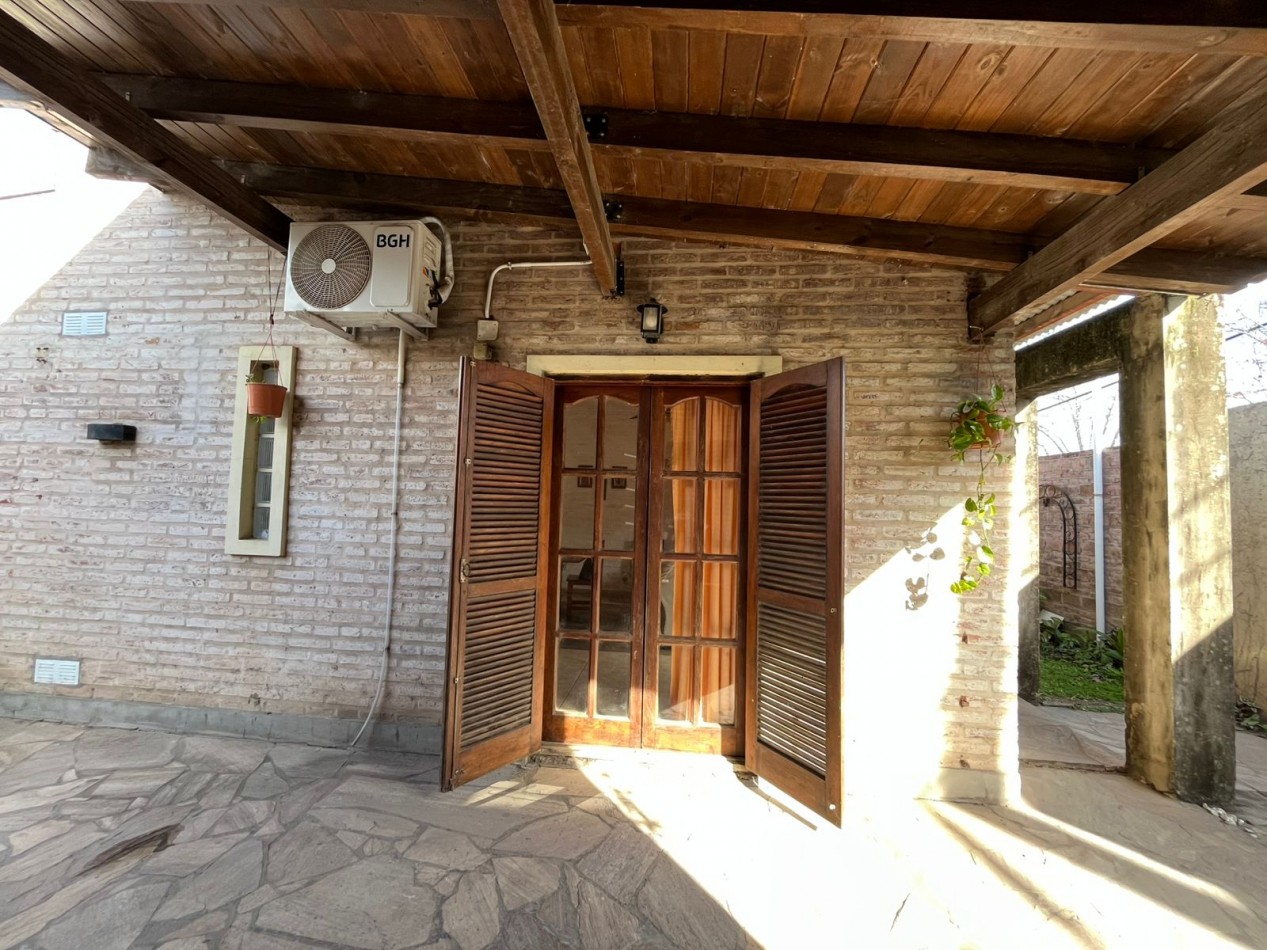 CASA CON ENORME PARQUIZADO VERDE ESPECTACULAR ESTADO !! ACEPTA ENTREGA Y FINANCIACION !! NO LA PIERDAS APURATE !!