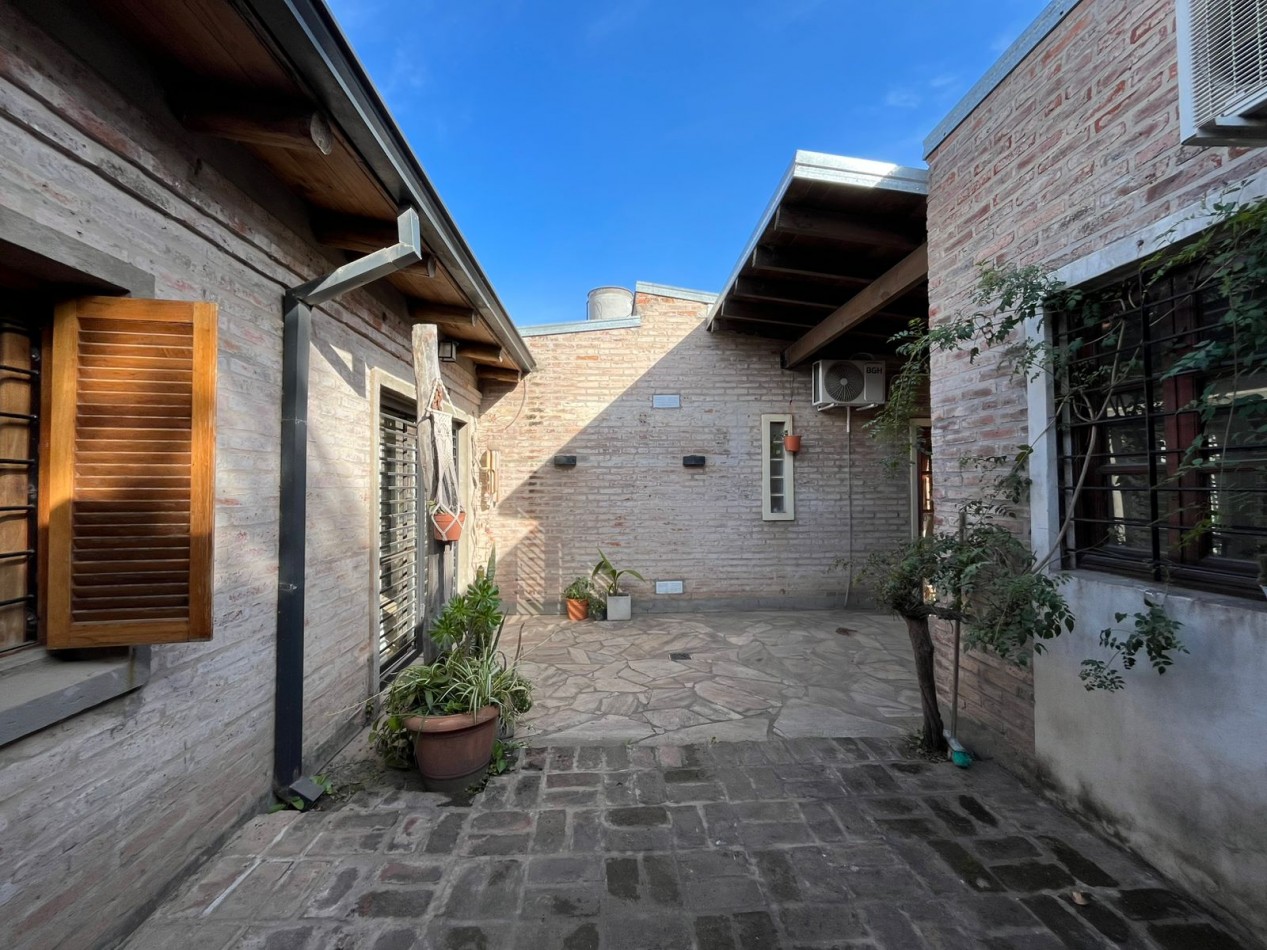 CASA CON ENORME PARQUIZADO VERDE ESPECTACULAR ESTADO !! ACEPTA ENTREGA Y FINANCIACION !! NO LA PIERDAS APURATE !!