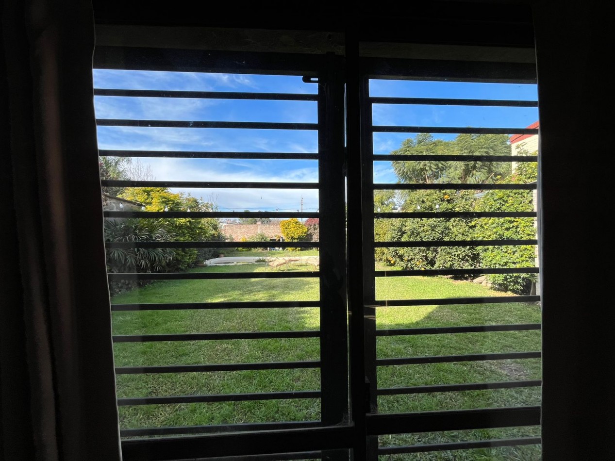 CASA CON ENORME PARQUIZADO VERDE ESPECTACULAR ESTADO !! ACEPTA ENTREGA Y FINANCIACION !! NO LA PIERDAS APURATE !!