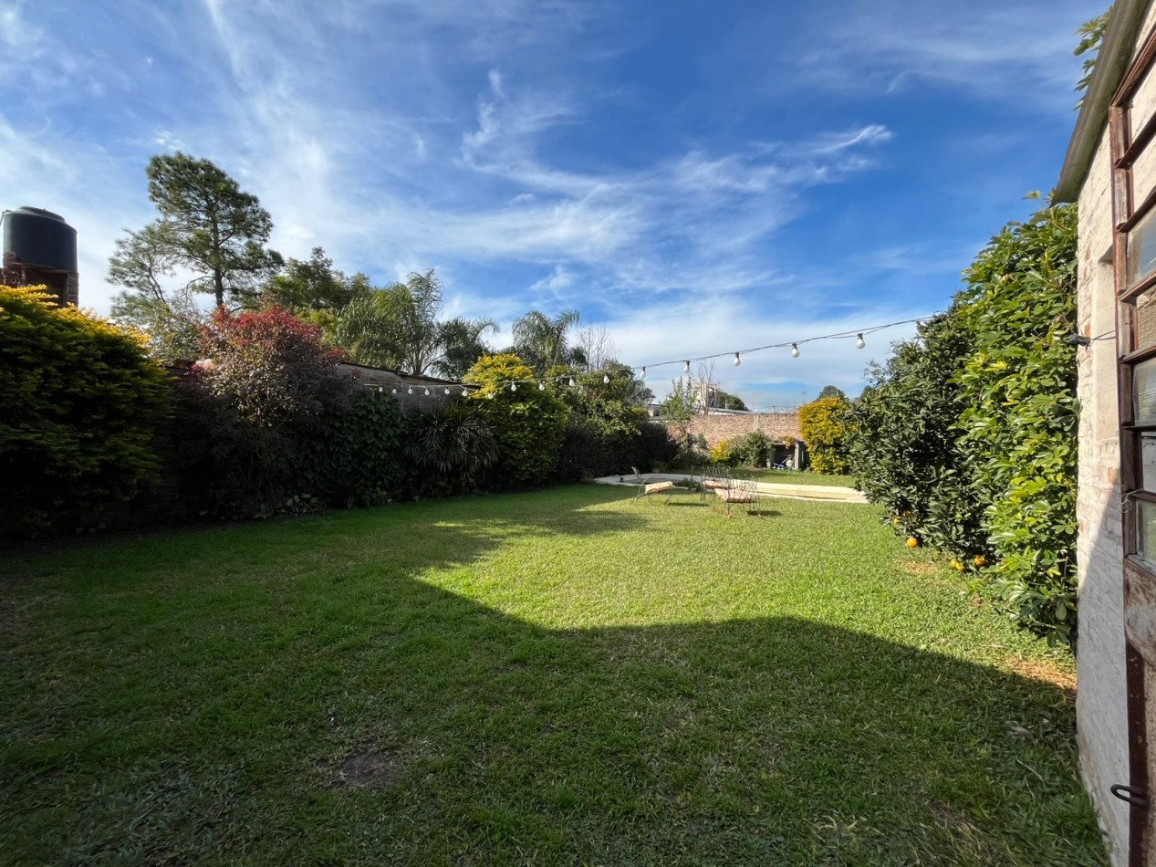 CASA CON ENORME PARQUIZADO VERDE ESPECTACULAR ESTADO !! ACEPTA ENTREGA Y FINANCIACION !! NO LA PIERDAS APURATE !!