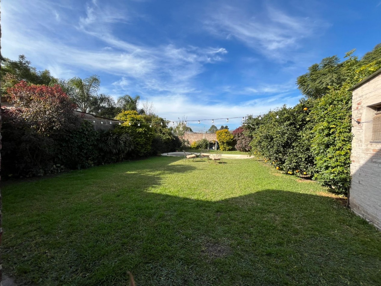 CASA CON ENORME PARQUIZADO VERDE ESPECTACULAR ESTADO !! ACEPTA ENTREGA Y FINANCIACION !! NO LA PIERDAS APURATE !!