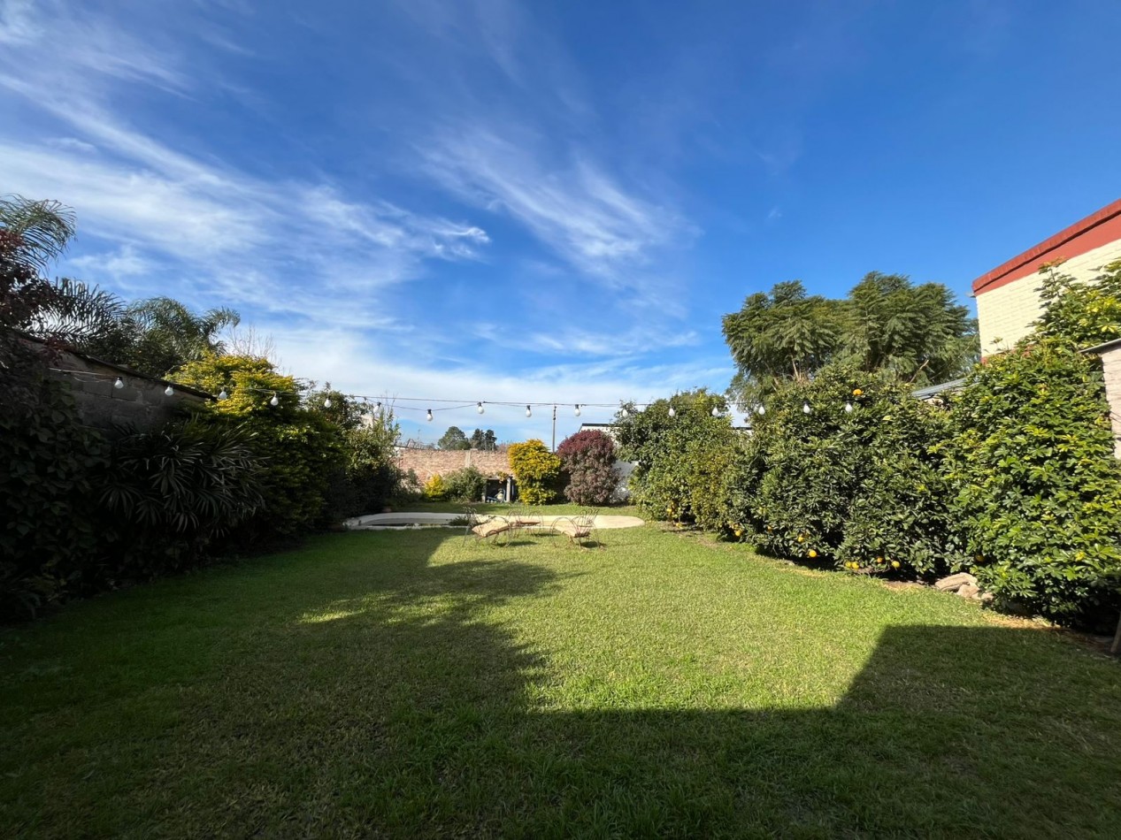 CASA CON ENORME PARQUIZADO VERDE ESPECTACULAR ESTADO !! ACEPTA ENTREGA Y FINANCIACION !! NO LA PIERDAS APURATE !!