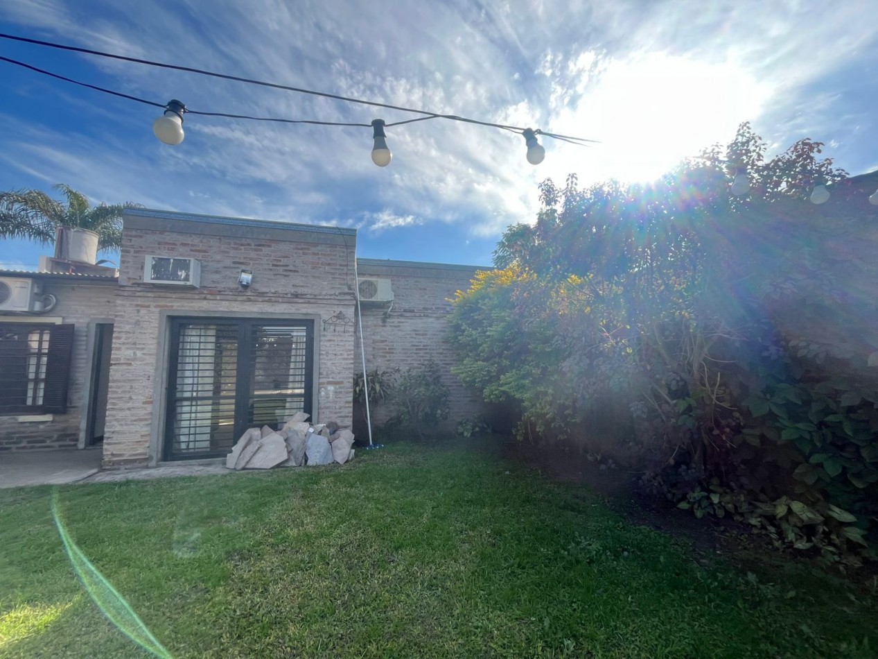 CASA CON ENORME PARQUIZADO VERDE ESPECTACULAR ESTADO !! ACEPTA ENTREGA Y FINANCIACION !! NO LA PIERDAS APURATE !!