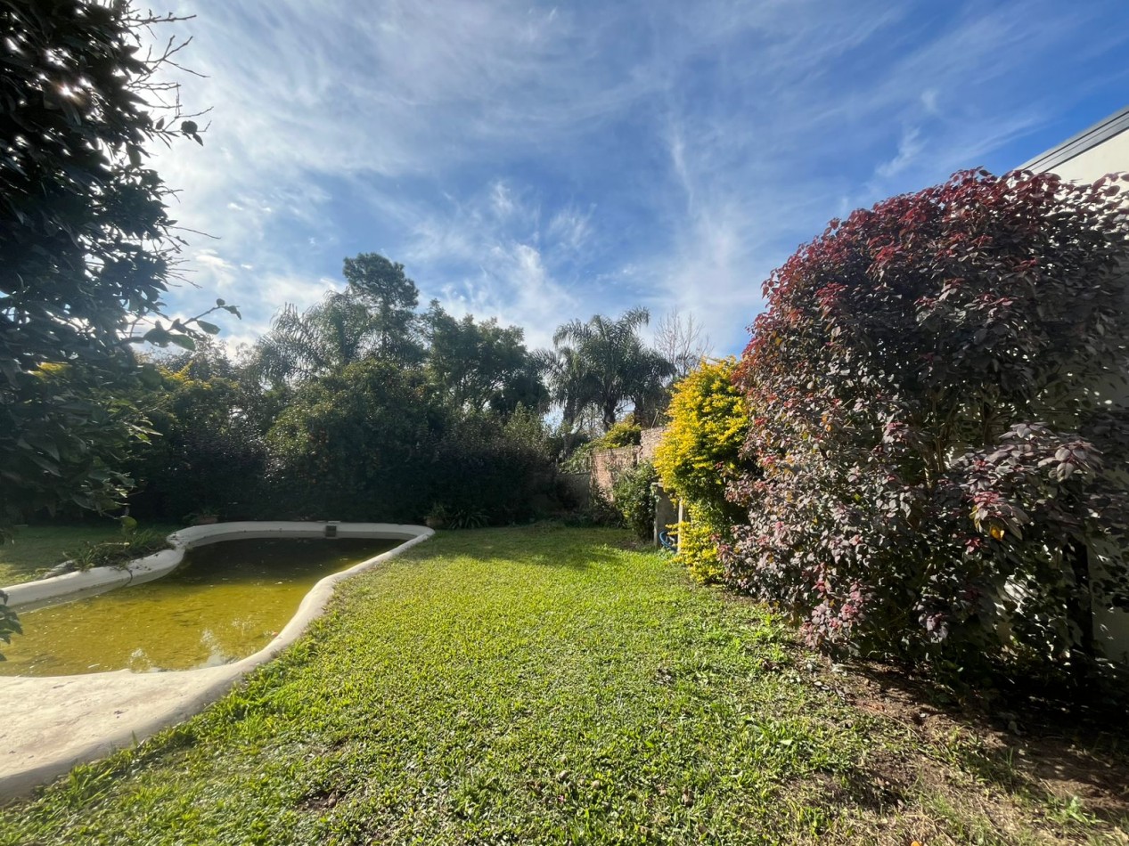 CASA CON ENORME PARQUIZADO VERDE ESPECTACULAR ESTADO !! ACEPTA ENTREGA Y FINANCIACION !! NO LA PIERDAS APURATE !!