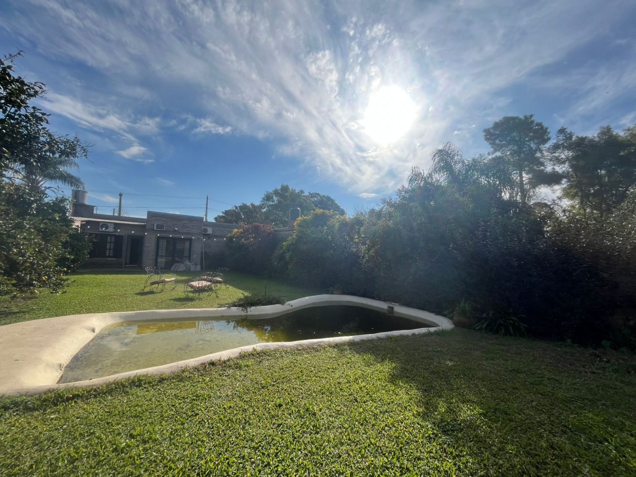 CASA CON ENORME PARQUIZADO VERDE ESPECTACULAR ESTADO !! ACEPTA ENTREGA Y FINANCIACION !! NO LA PIERDAS APURATE !!