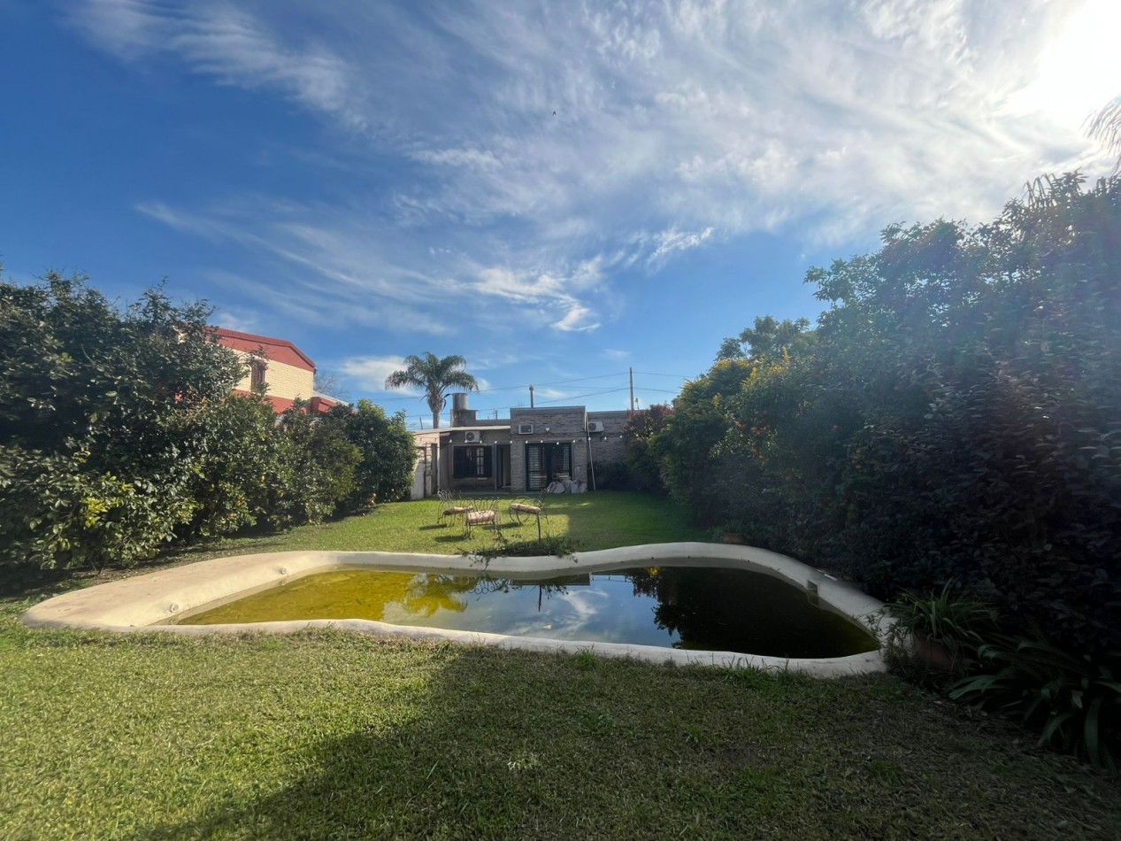 CASA CON ENORME PARQUIZADO VERDE ESPECTACULAR ESTADO !! ACEPTA ENTREGA Y FINANCIACION !! NO LA PIERDAS APURATE !!