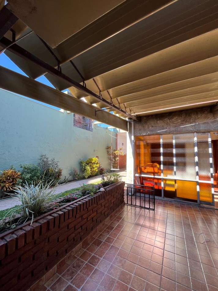 CASA DE CATEGORIA + GALPON IDEAL PARA DESARROLLO/EMPRENDIMIENTO DE TALLER/GIMNASIO/DUPLEX/ETC !! NUEVO INGRESO EN EXCLUSIVA