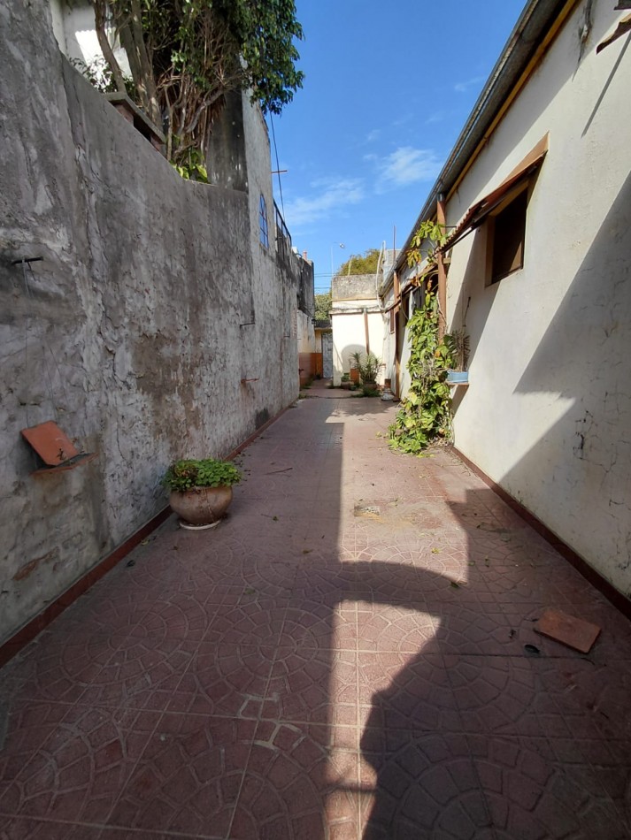 VENTA INTERNO A REFACCIONAR O DEMOLER EN JUNIN AL 3600