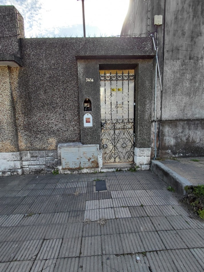 VENTA INTERNO A REFACCIONAR O DEMOLER EN JUNIN AL 3600