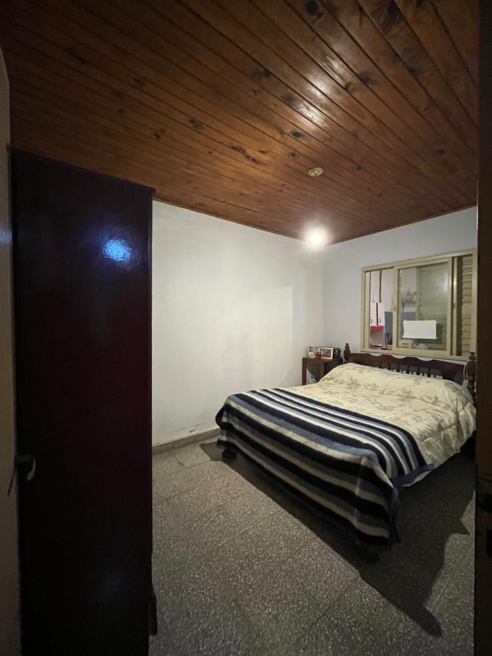 CASA + MONOAMBIENTE A LA VUELTA DE LAS 5 ESQUINAS UBICACION PRIVILEGIADA! OPORTUNIDAD UNICA! APTA A CREDITO!