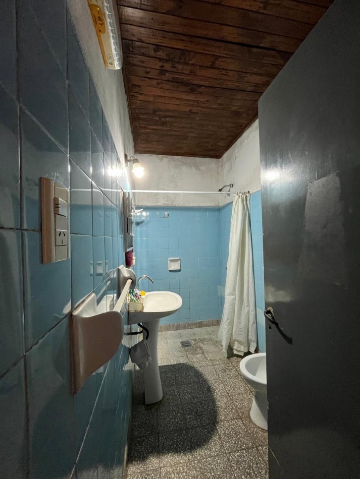 CASA + MONOAMBIENTE A LA VUELTA DE LAS 5 ESQUINAS UBICACION PRIVILEGIADA! OPORTUNIDAD UNICA! APTA A CREDITO!