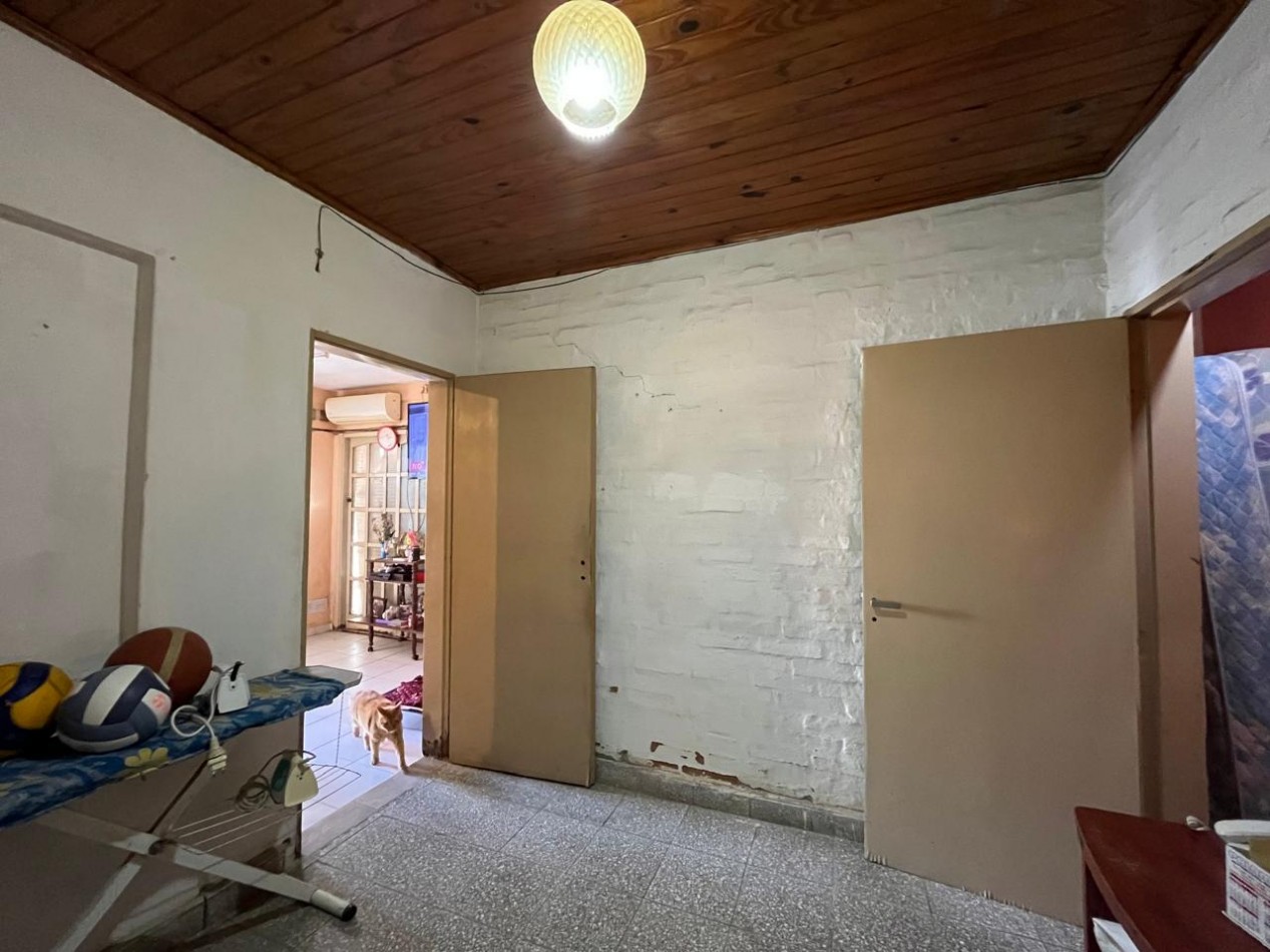 CASA + MONOAMBIENTE A LA VUELTA DE LAS 5 ESQUINAS UBICACION PRIVILEGIADA! OPORTUNIDAD UNICA! APTA A CREDITO!