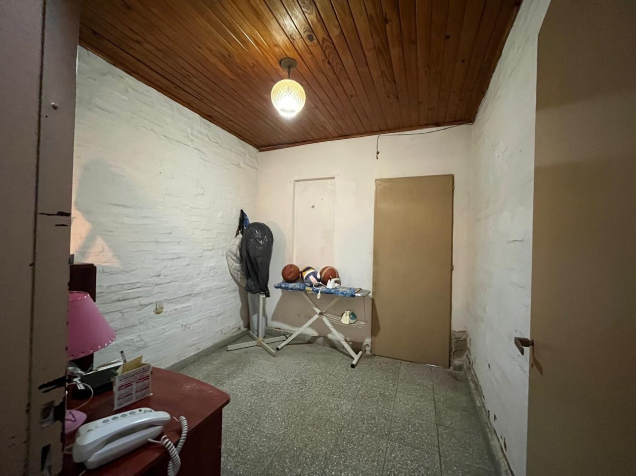 CASA + MONOAMBIENTE A LA VUELTA DE LAS 5 ESQUINAS UBICACION PRIVILEGIADA! OPORTUNIDAD UNICA! APTA A CREDITO!