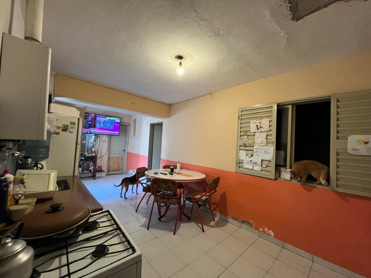 CASA + MONOAMBIENTE A LA VUELTA DE LAS 5 ESQUINAS UBICACION PRIVILEGIADA! OPORTUNIDAD UNICA! APTA A CREDITO!