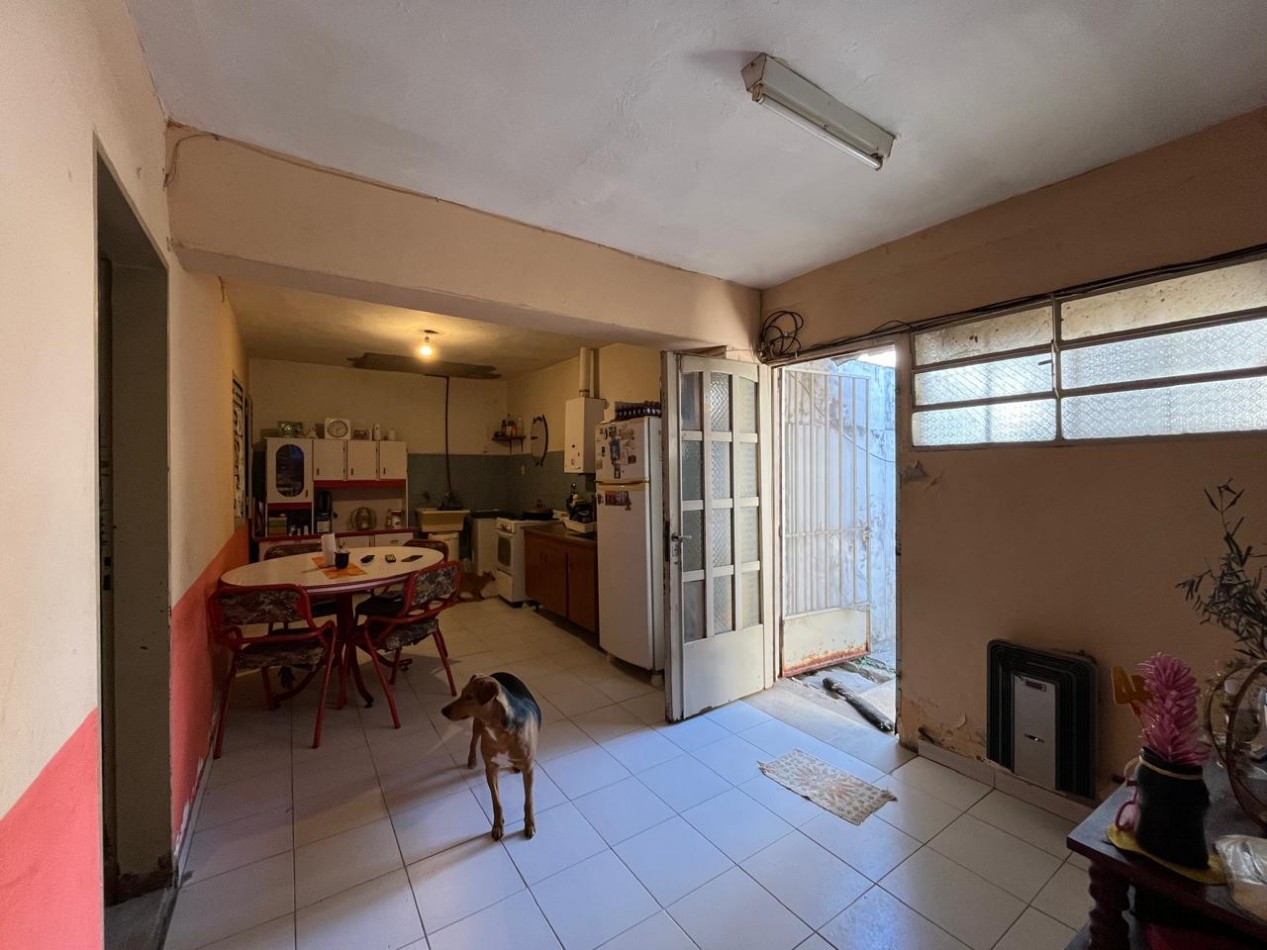 CASA + MONOAMBIENTE A LA VUELTA DE LAS 5 ESQUINAS UBICACION PRIVILEGIADA! OPORTUNIDAD UNICA! APTA A CREDITO!