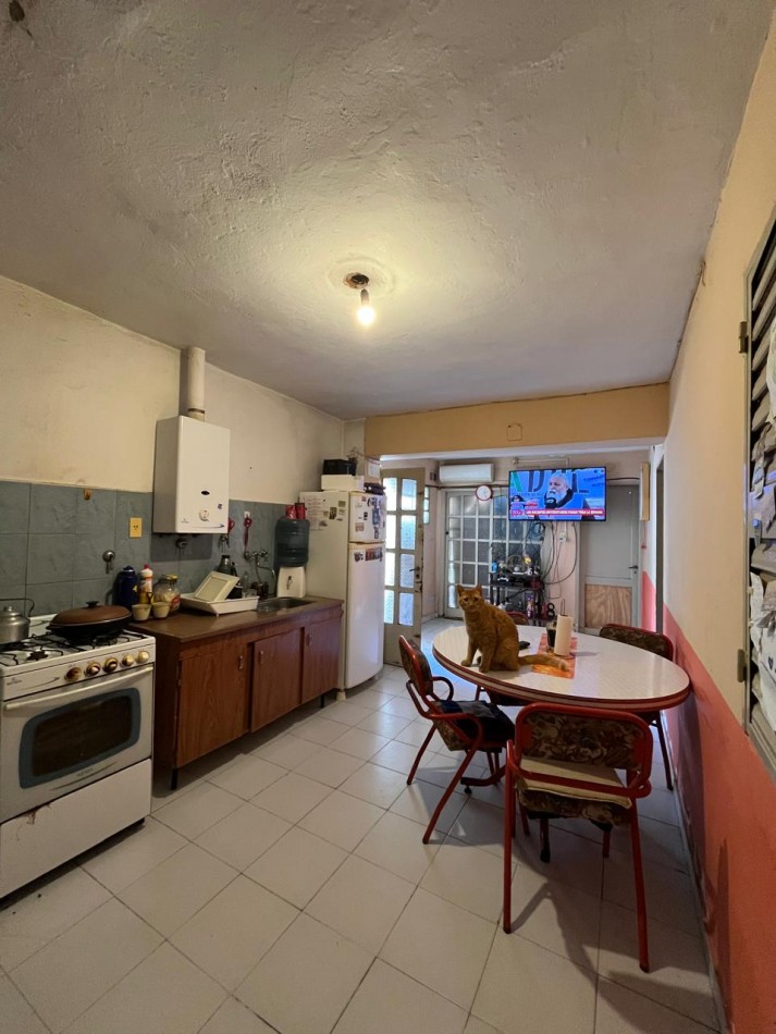 CASA + MONOAMBIENTE A LA VUELTA DE LAS 5 ESQUINAS UBICACION PRIVILEGIADA! OPORTUNIDAD UNICA! APTA A CREDITO!