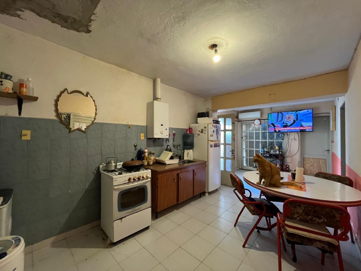 CASA + MONOAMBIENTE A LA VUELTA DE LAS 5 ESQUINAS UBICACION PRIVILEGIADA! OPORTUNIDAD UNICA! APTA A CREDITO!