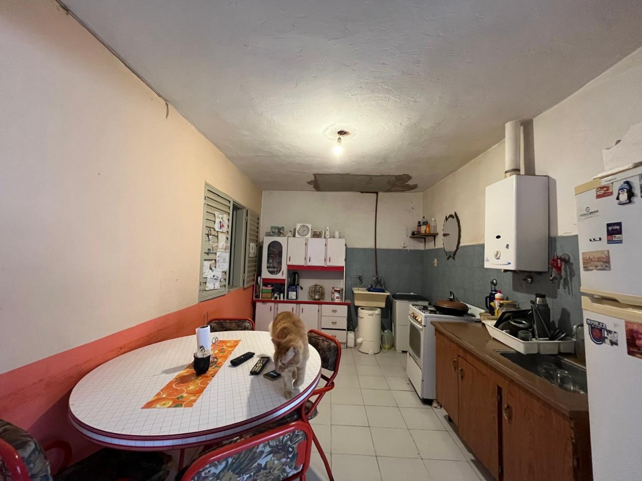 CASA + MONOAMBIENTE A LA VUELTA DE LAS 5 ESQUINAS UBICACION PRIVILEGIADA! OPORTUNIDAD UNICA! APTA A CREDITO!