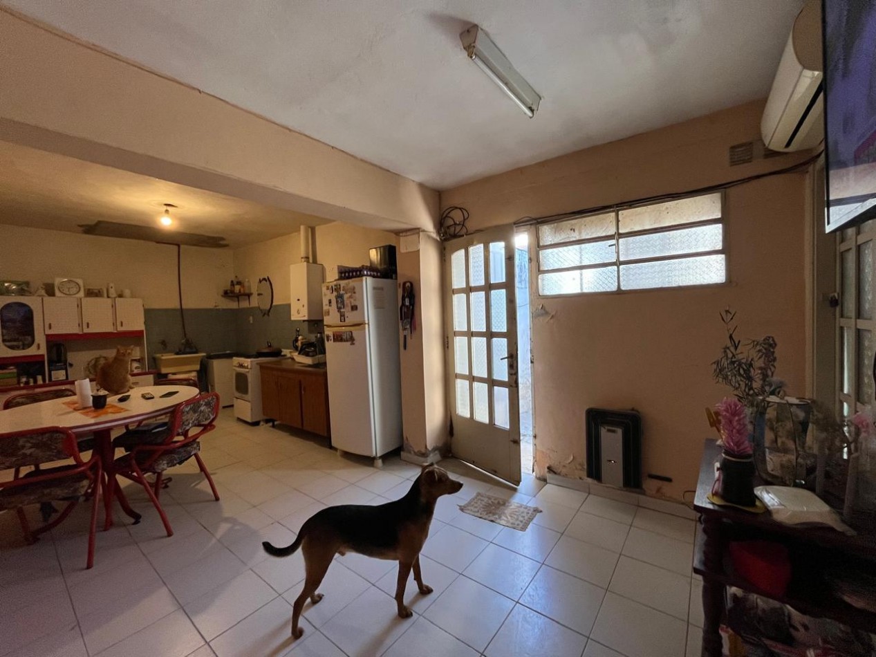 CASA + MONOAMBIENTE A LA VUELTA DE LAS 5 ESQUINAS UBICACION PRIVILEGIADA! OPORTUNIDAD UNICA! APTA A CREDITO!