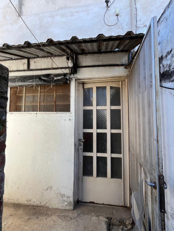 CASA + MONOAMBIENTE A LA VUELTA DE LAS 5 ESQUINAS UBICACION PRIVILEGIADA! OPORTUNIDAD UNICA! APTA A CREDITO!