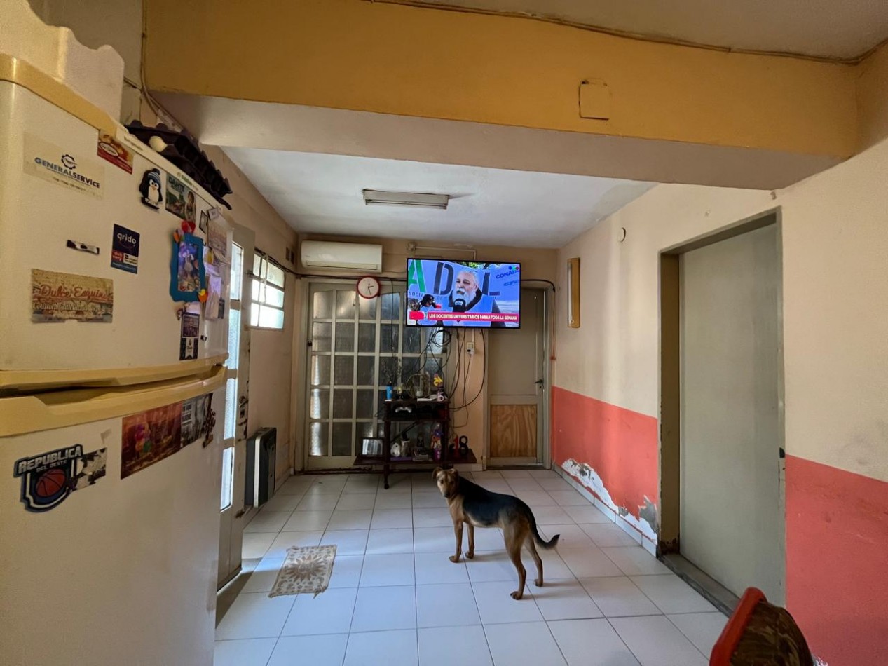 CASA + MONOAMBIENTE A LA VUELTA DE LAS 5 ESQUINAS UBICACION PRIVILEGIADA! OPORTUNIDAD UNICA! APTA A CREDITO!