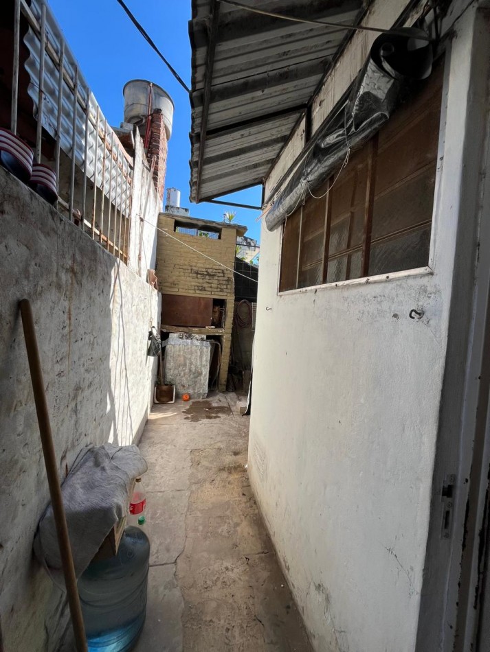 CASA + MONOAMBIENTE A LA VUELTA DE LAS 5 ESQUINAS UBICACION PRIVILEGIADA! OPORTUNIDAD UNICA! APTA A CREDITO!