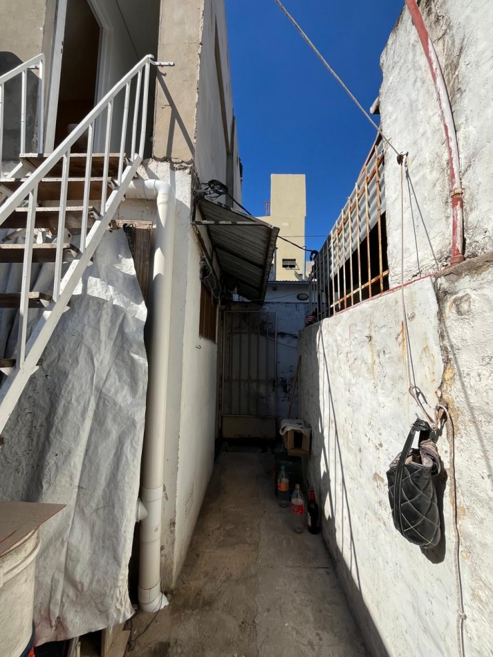 CASA + MONOAMBIENTE A LA VUELTA DE LAS 5 ESQUINAS UBICACION PRIVILEGIADA! OPORTUNIDAD UNICA! APTA A CREDITO!