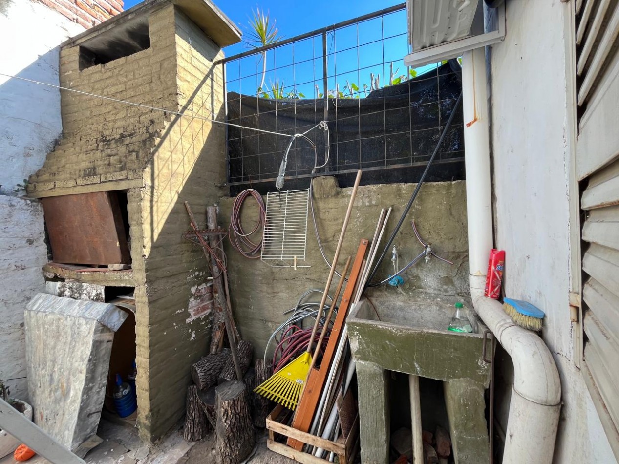 CASA + MONOAMBIENTE A LA VUELTA DE LAS 5 ESQUINAS UBICACION PRIVILEGIADA! OPORTUNIDAD UNICA! APTA A CREDITO!