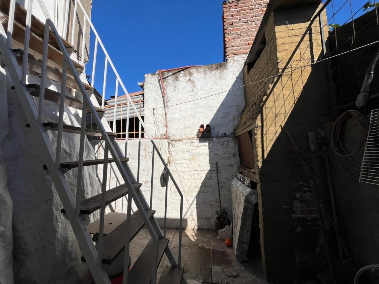 CASA + MONOAMBIENTE A LA VUELTA DE LAS 5 ESQUINAS UBICACION PRIVILEGIADA! OPORTUNIDAD UNICA! APTA A CREDITO!