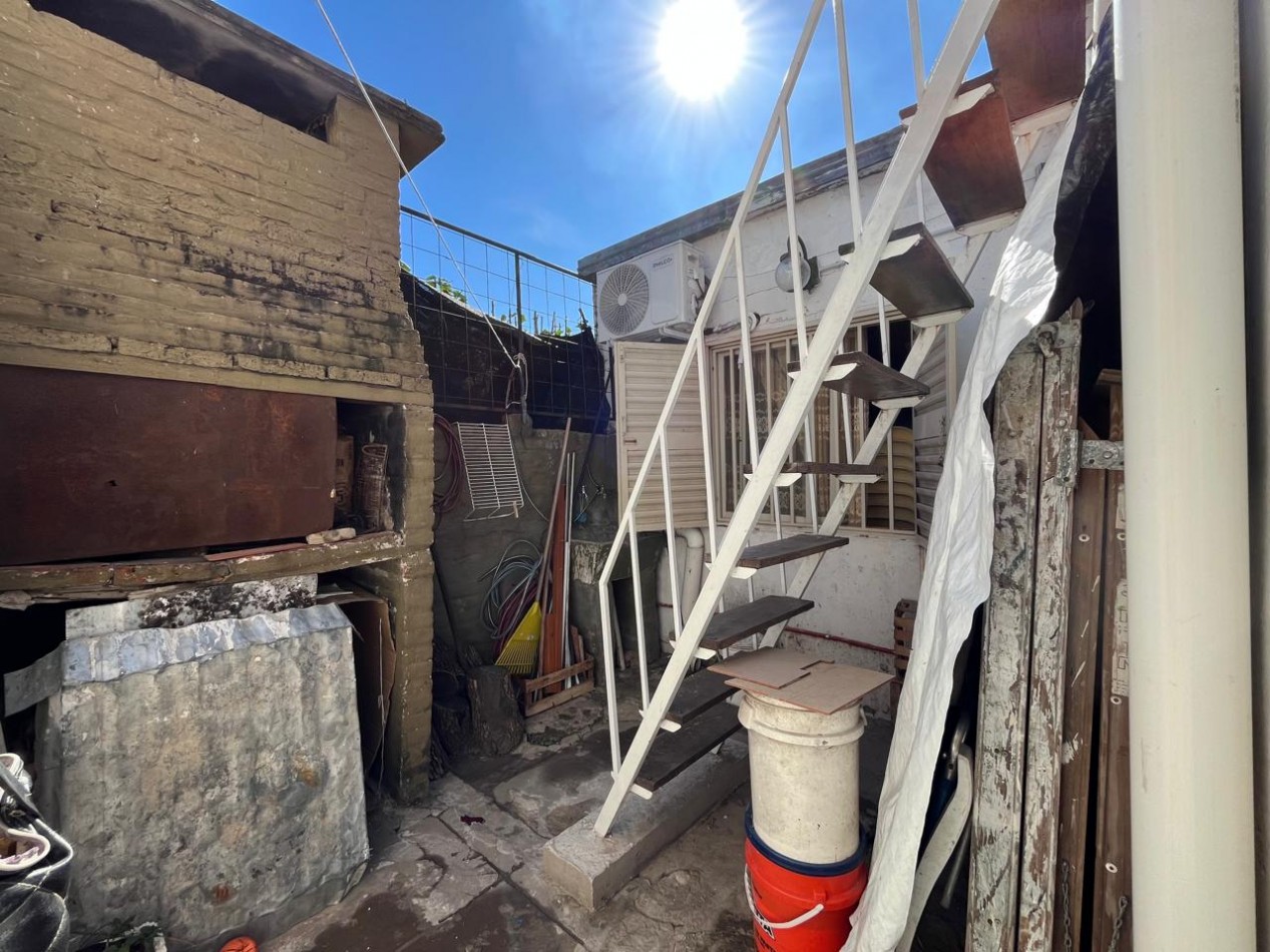 CASA + MONOAMBIENTE A LA VUELTA DE LAS 5 ESQUINAS UBICACION PRIVILEGIADA! OPORTUNIDAD UNICA! APTA A CREDITO!