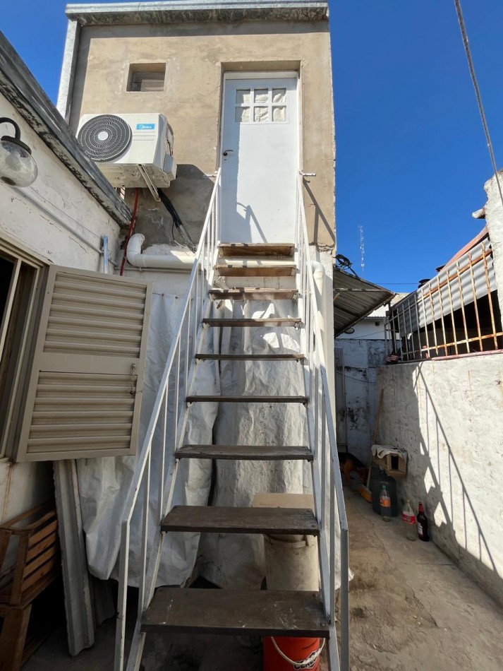 CASA + MONOAMBIENTE A LA VUELTA DE LAS 5 ESQUINAS UBICACION PRIVILEGIADA! OPORTUNIDAD UNICA! APTA A CREDITO!