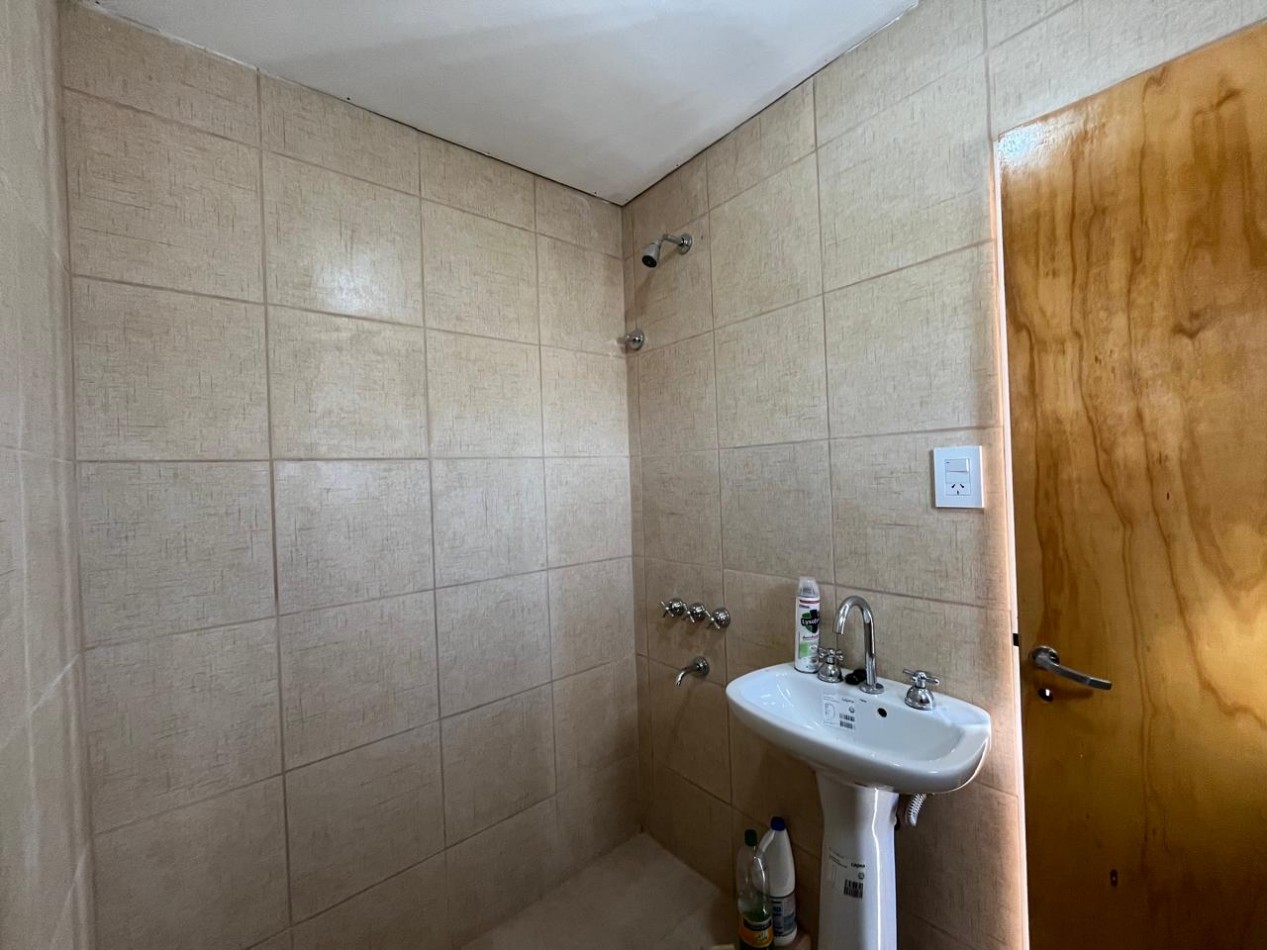 CASA + MONOAMBIENTE A LA VUELTA DE LAS 5 ESQUINAS UBICACION PRIVILEGIADA! OPORTUNIDAD UNICA! APTA A CREDITO!