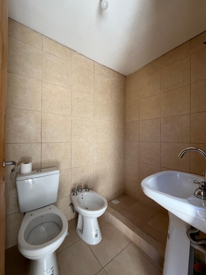 CASA + MONOAMBIENTE A LA VUELTA DE LAS 5 ESQUINAS UBICACION PRIVILEGIADA! OPORTUNIDAD UNICA! APTA A CREDITO!