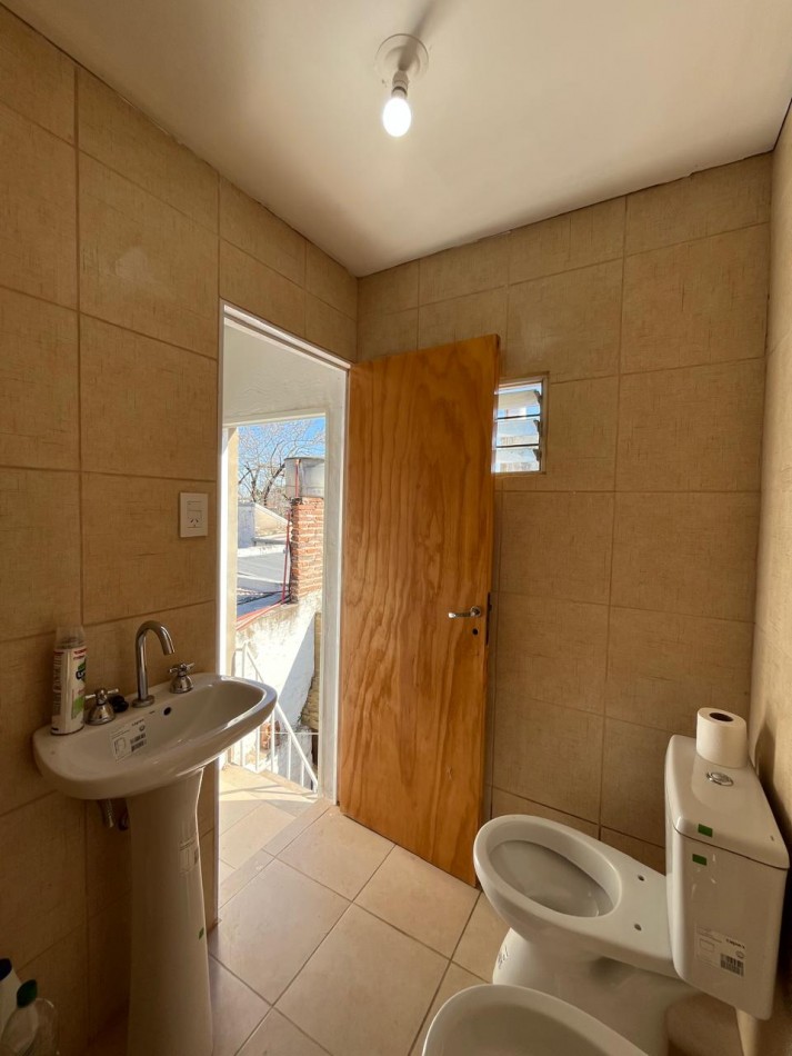 CASA + MONOAMBIENTE A LA VUELTA DE LAS 5 ESQUINAS UBICACION PRIVILEGIADA! OPORTUNIDAD UNICA! APTA A CREDITO!