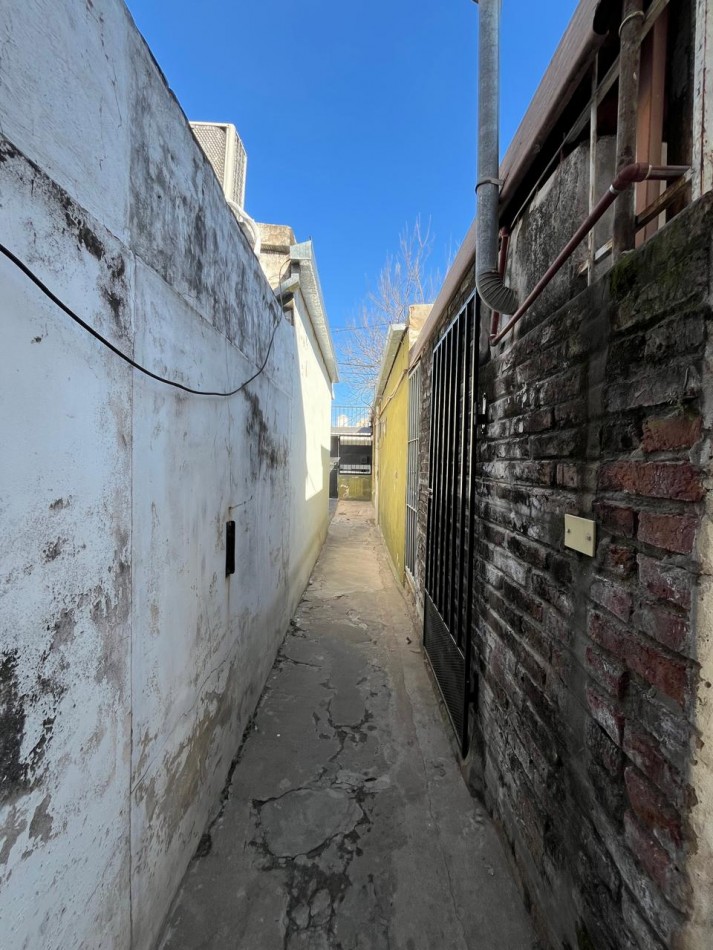 CASA + MONOAMBIENTE A LA VUELTA DE LAS 5 ESQUINAS UBICACION PRIVILEGIADA! OPORTUNIDAD UNICA! APTA A CREDITO!