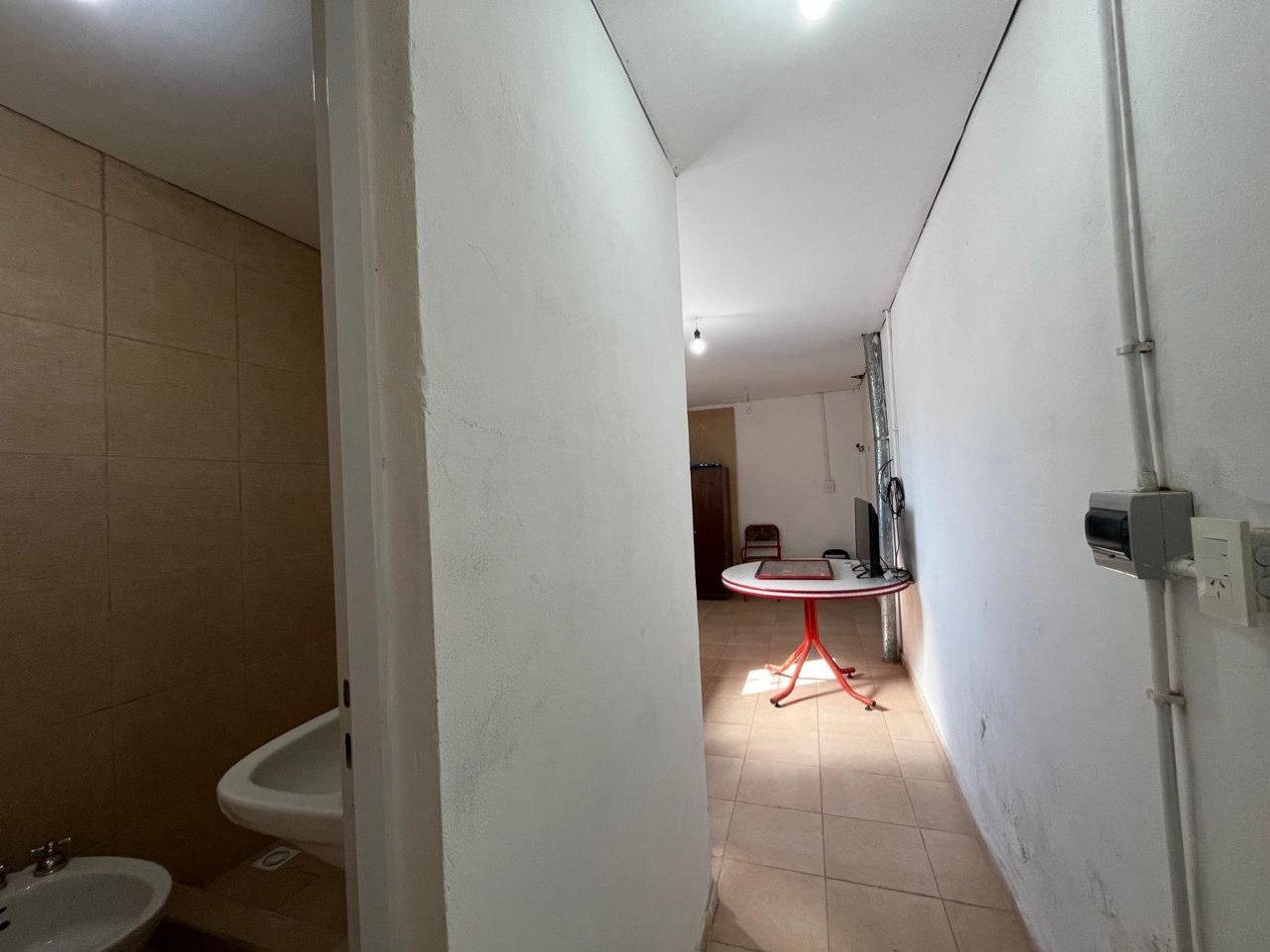 CASA + MONOAMBIENTE A LA VUELTA DE LAS 5 ESQUINAS UBICACION PRIVILEGIADA! OPORTUNIDAD UNICA! APTA A CREDITO!