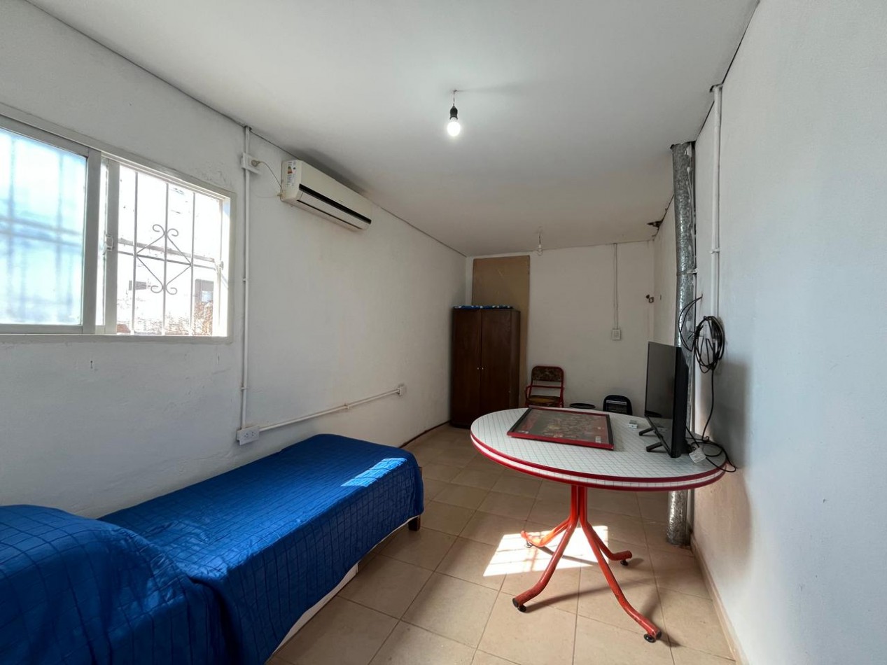 CASA + MONOAMBIENTE A LA VUELTA DE LAS 5 ESQUINAS UBICACION PRIVILEGIADA! OPORTUNIDAD UNICA! APTA A CREDITO!