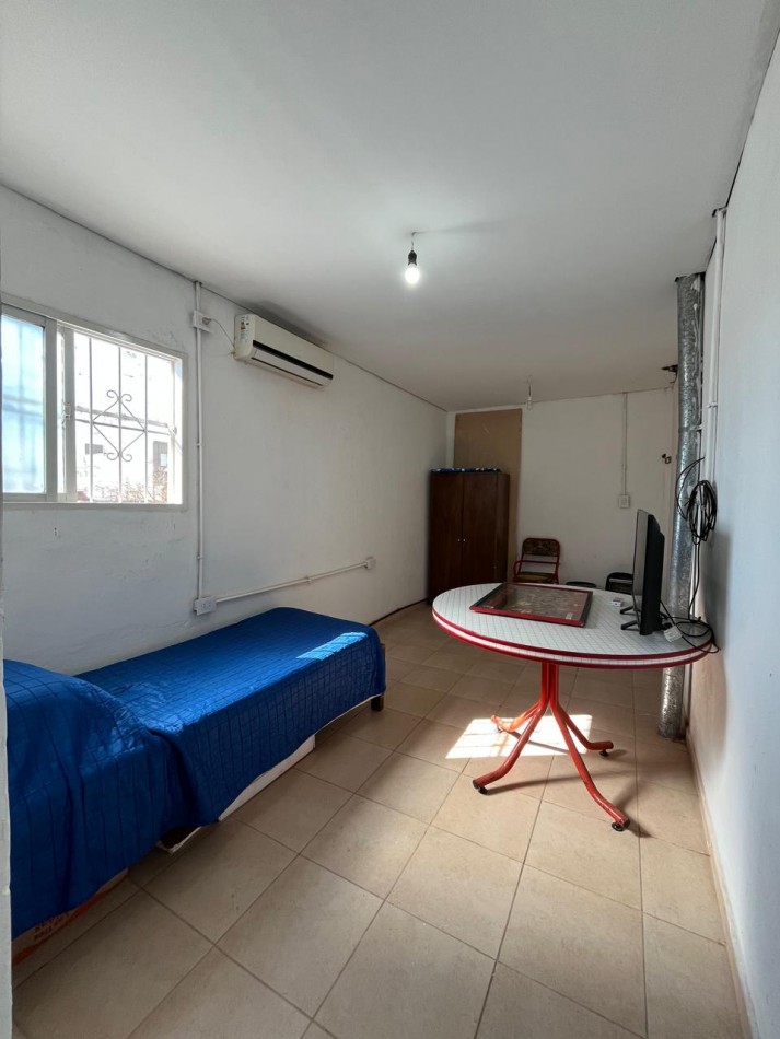 CASA + MONOAMBIENTE A LA VUELTA DE LAS 5 ESQUINAS UBICACION PRIVILEGIADA! OPORTUNIDAD UNICA! APTA A CREDITO!