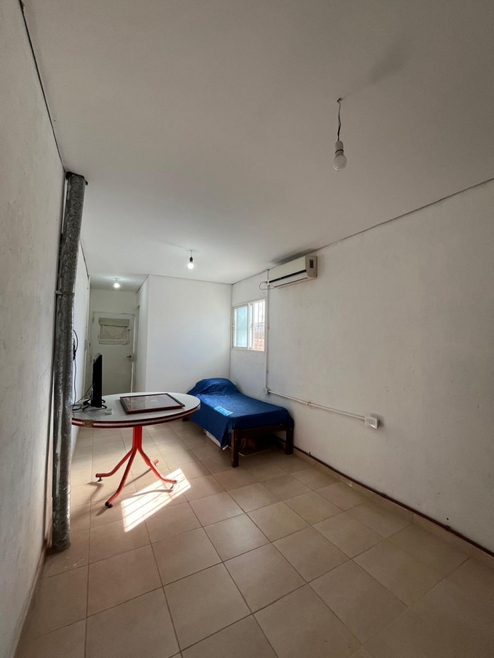 CASA + MONOAMBIENTE A LA VUELTA DE LAS 5 ESQUINAS UBICACION PRIVILEGIADA! OPORTUNIDAD UNICA! APTA A CREDITO!