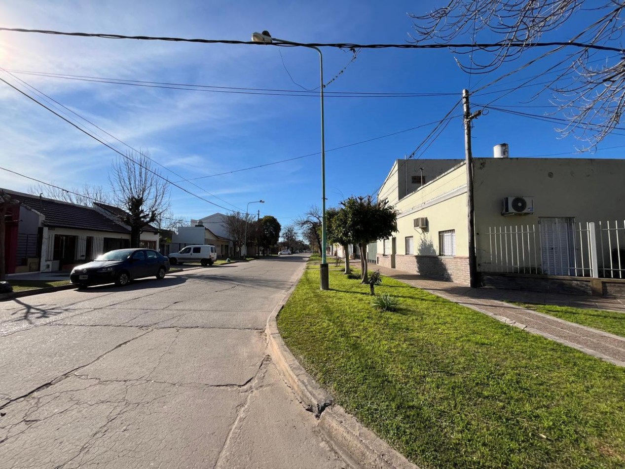 CASA + MONOAMBIENTE A LA VUELTA DE LAS 5 ESQUINAS UBICACION PRIVILEGIADA! OPORTUNIDAD UNICA! APTA A CREDITO!