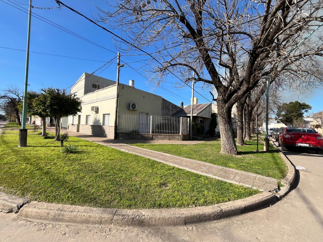 CASA + MONOAMBIENTE A LA VUELTA DE LAS 5 ESQUINAS UBICACION PRIVILEGIADA! OPORTUNIDAD UNICA! APTA A CREDITO!