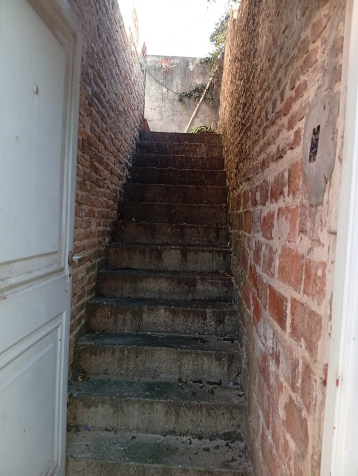 CASA INTERNA CON DEPARTAMENTO A REFACCIONAR  BARRIO SARGENTO CABRAL 