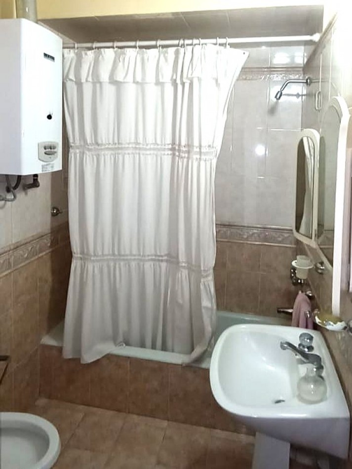 SE VENDE PROPIEDAD EN 4 DE ENERO 1864. EXCELENTE UBICACION.