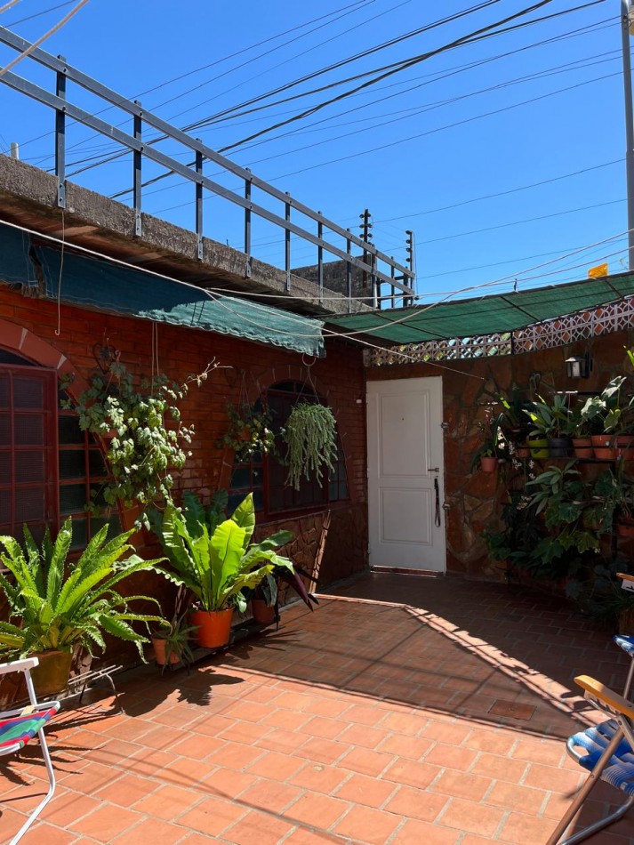 CASA + MONOAMBIENTE AMBOS EN IMPECABLE CONDICIONES !! OPORTUNIDAD DE INVERSION O PRIMERA VIVIENDA !!