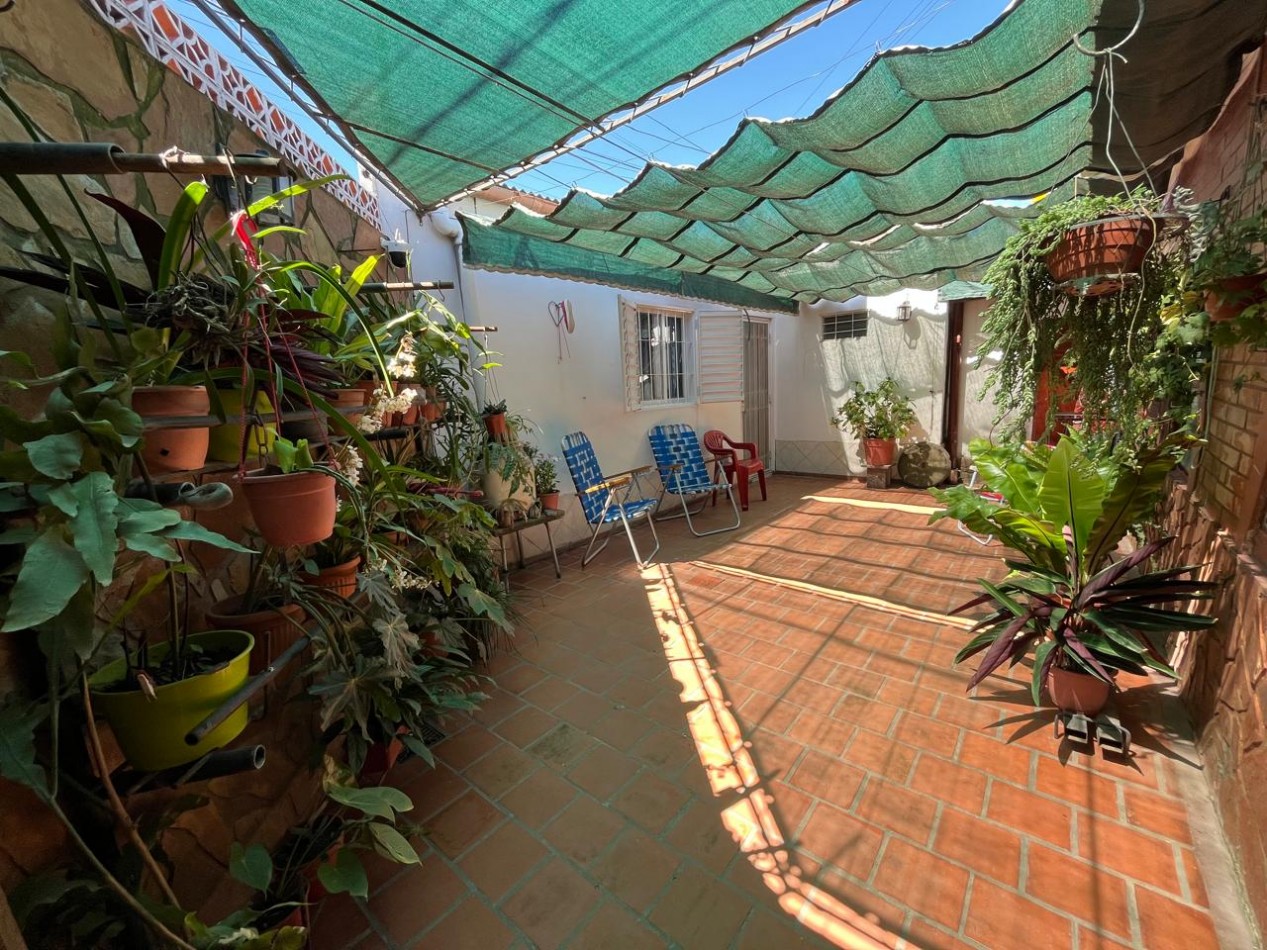 CASA + MONOAMBIENTE AMBOS EN IMPECABLE CONDICIONES !! OPORTUNIDAD DE INVERSION O PRIMERA VIVIENDA !!