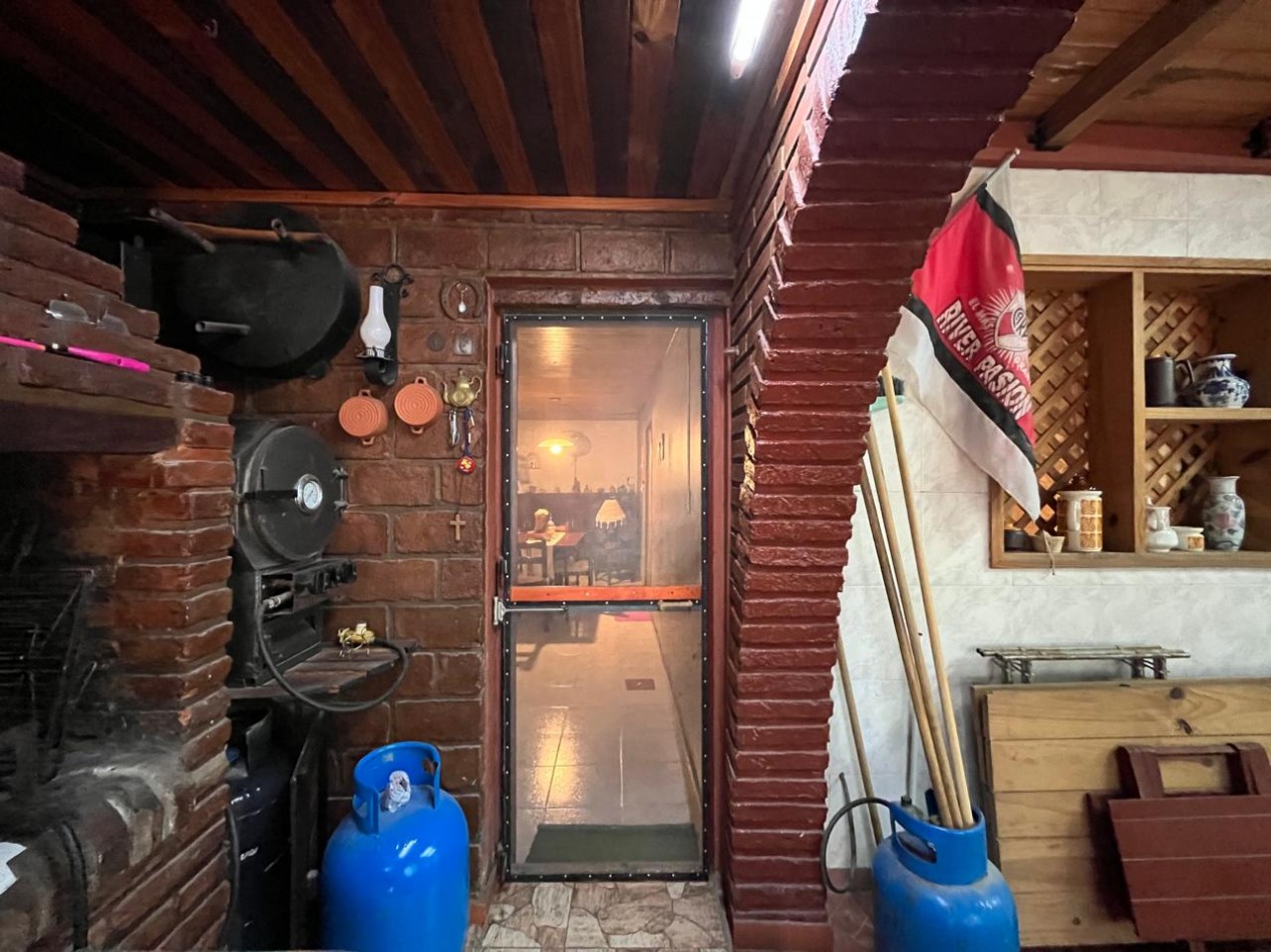 CASA + MONOAMBIENTE AMBOS EN IMPECABLE CONDICIONES !! OPORTUNIDAD DE INVERSION O PRIMERA VIVIENDA !!