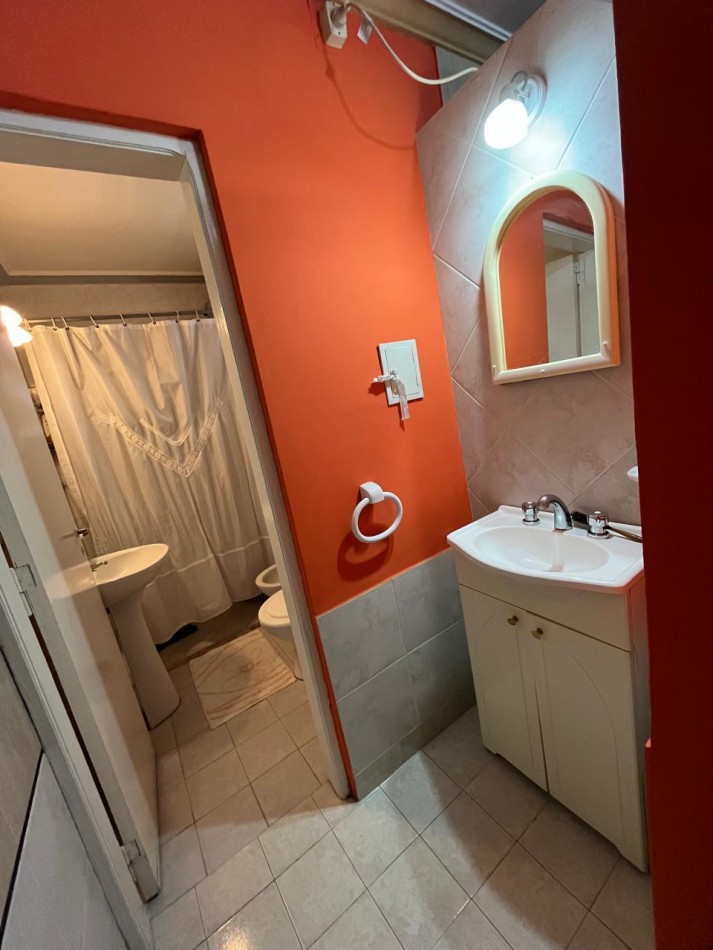 CASA + MONOAMBIENTE AMBOS EN IMPECABLE CONDICIONES !! OPORTUNIDAD DE INVERSION O PRIMERA VIVIENDA !!