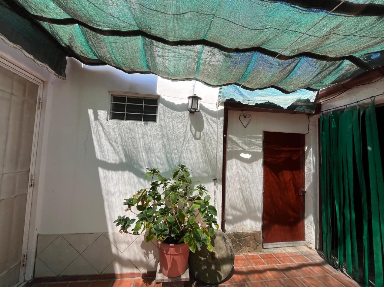 CASA + MONOAMBIENTE AMBOS EN IMPECABLE CONDICIONES !! OPORTUNIDAD DE INVERSION O PRIMERA VIVIENDA !!