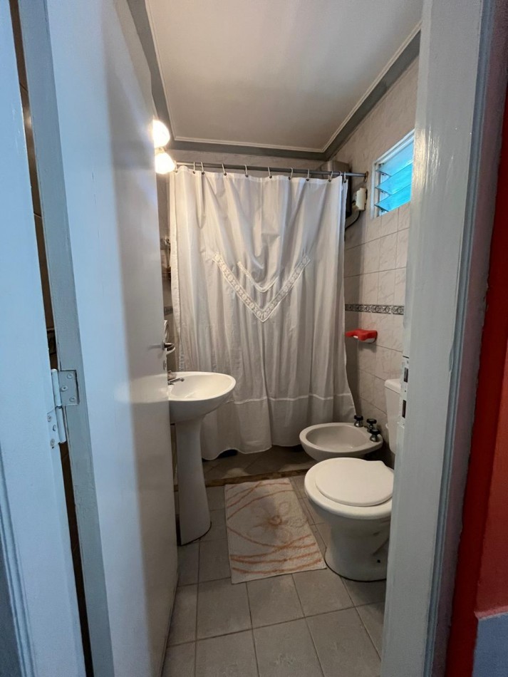 CASA + MONOAMBIENTE AMBOS EN IMPECABLE CONDICIONES !! OPORTUNIDAD DE INVERSION O PRIMERA VIVIENDA !!